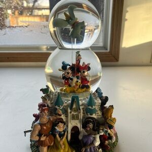 Beautiful  Walt Disney World snow globe from the 90’s